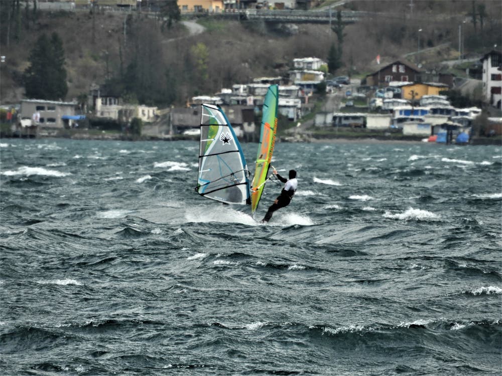 Surfen auf dem Vierwaldstättersee mit Hilfe des "ältesten Urners". (Bild: Margrith Imhof-Röthlin, 8. April 2018)