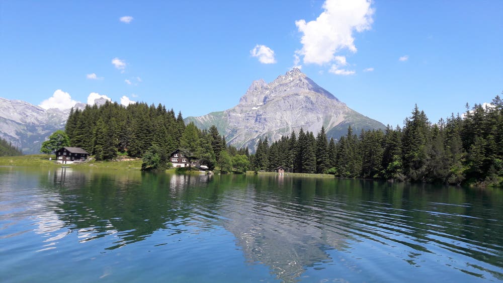 Es gehört zu den idyllischsten und meistfotografierten Sujets in den Urner Bergen: der Arnisee auf 1370 Metern über Meer. (Bild: Josef Mulle, 20. Juni 2018)