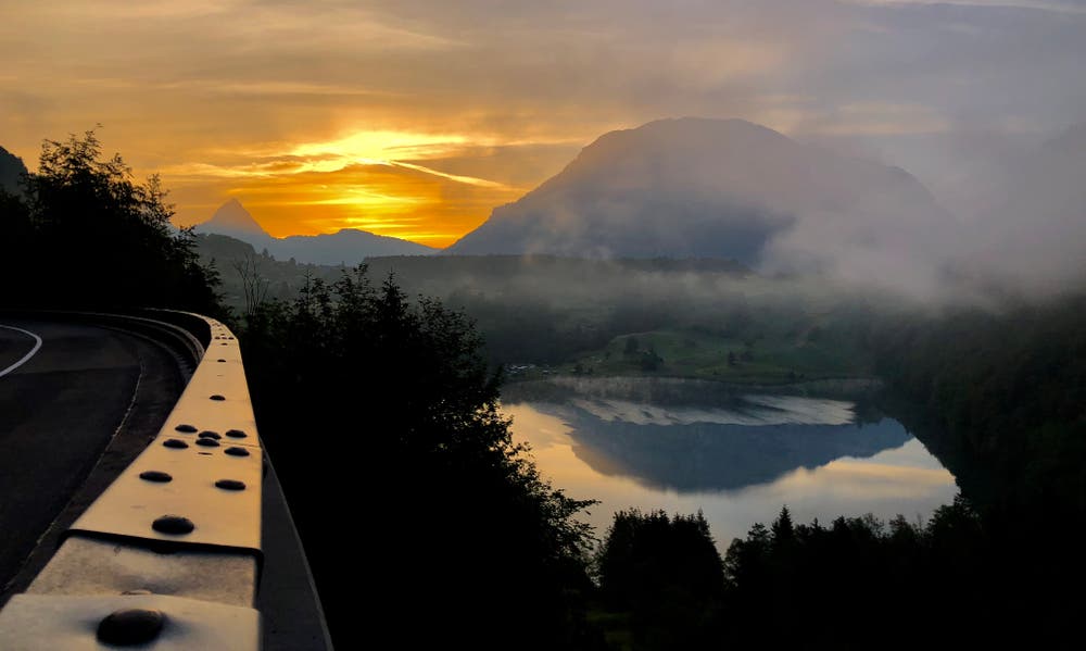 Morgenstimmung über dem Seelisbergseeli mit Blick zu den Mythen und zum Fronalpstock. (Bild: Reto Achermann, 16. Juni 2018)