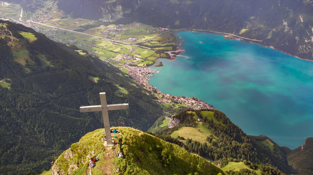 Herrliche Aussicht vom 2078 Meter hohen Flüeler "Hausberg" auf den Urnersee. (Bild: Oliver Iseli, 3. August 2017)