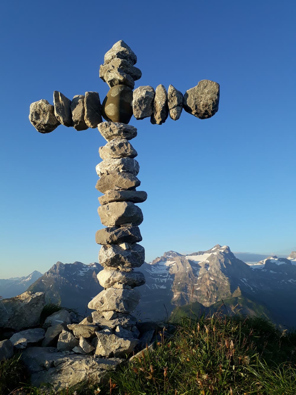 Dieses "Steinmanndli" wurde auf dem Oberbauenstock entdeckt. (Bild: Ernst Bissig, 1. Juli 2018)