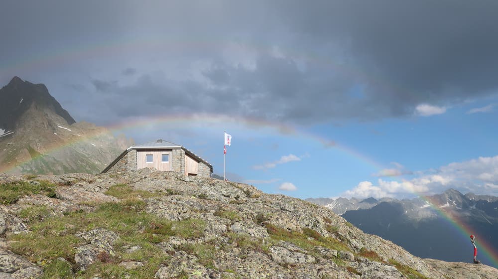 Diesen faszinierenden Regenbogen hat die Fotografin vor einigen Tagen über der SAC-Sewenhütte im Meiental eingefangen. (Bild: Kartin Gerig, Wassen, 15. Juli 2018)