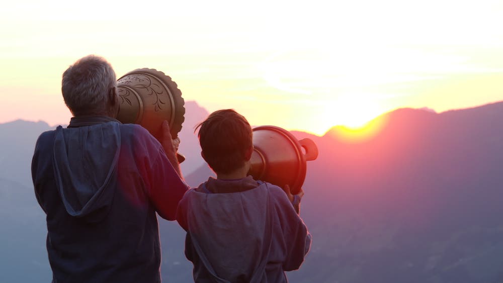 Auf der Alp Obsaum wird der Alpsegen von Älpler Toni Herger und Grosskind Jan Herger im Duett gerufen - passend zur herrlichen Abenstimmung. (Bild: Stefanie Arm, Unterschächen, 18. Juli 2018)