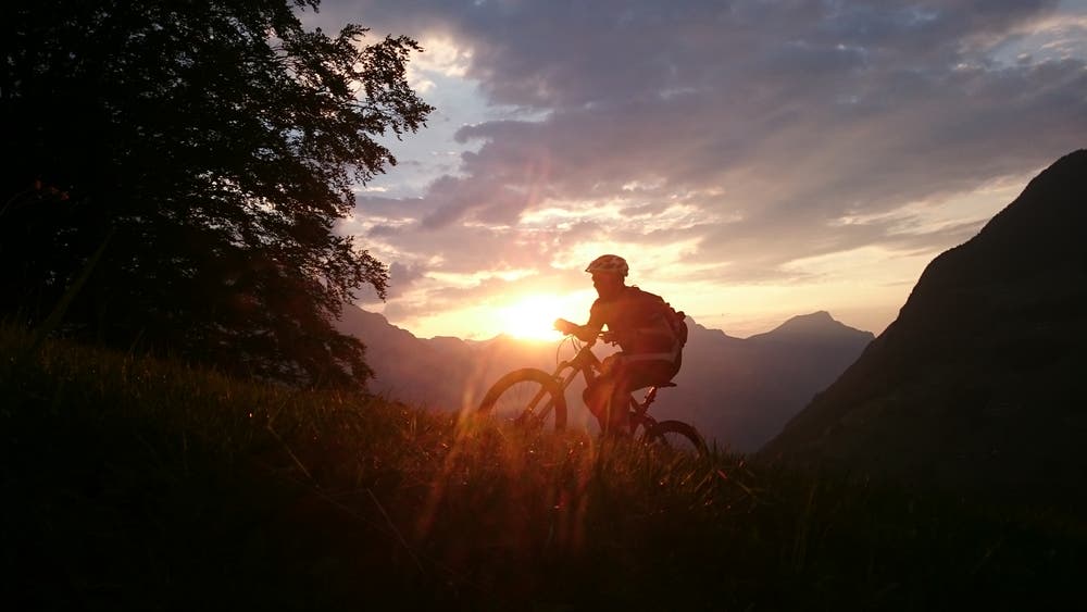 Auf dem Bild geniesst ein Mitglied des Turnvereins Bürglen den Sonnenuntergang hinter dem Schartihöreli. (Bild: Markus Baumgartner, Haldi, 24. Juli 2018)