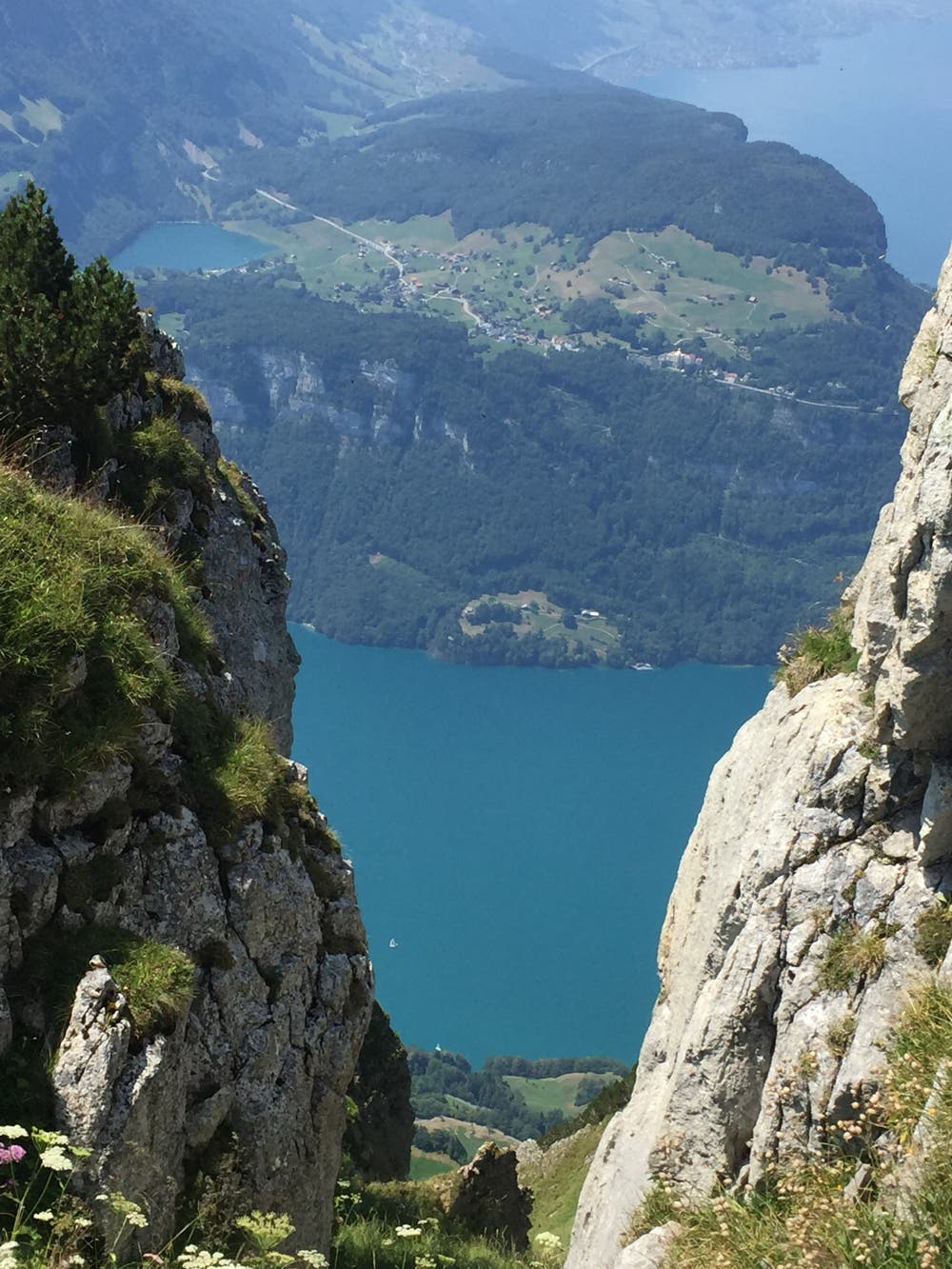 Eher ungewöhnliche, aber nicht weniger traumhafte Aussicht vom Fronalpstockgebiet aus Richtung Rütliwiese und Seelisberg mit Seeli, im Vorder- und Hintergrund der tiefblaue Vierwaldstättersee. (Bild: Vera Arnold, Stoos, 19. Juli 2018)