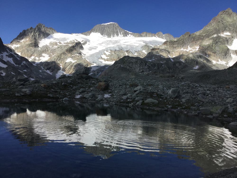 Eine Wanderung von Tiefenbach Richtung Albert-Heim-Hütte lässt Naturfreunde in eine fantastische Gebirgswelt eintauchen. Im Bergseeli spiegeln sich die Berge der südlichen Urner Alpen mit dem imposanten Galenstock (3586 Meter über Meer) auf der Grenze zwischen Uri und Wallis. (Bild: Elvira Walker, Realp, 31. Juli 2018)