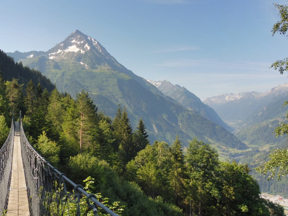 Ein Paradies für Wanderer ist der «Höhenweg Silenerberge», der von den Chilcherbergen in Silenen bis zum Ziel auf Golzern oberhalb von Bristen führt. Eine besondere Attraktion stellt dabei die Hängebrücke über den Schipfenbach dar. Im Hintergrund ist der Bristen zu sehen. (Bild: Mirjam Jauch, Silenen, 8. Juli 2018)
