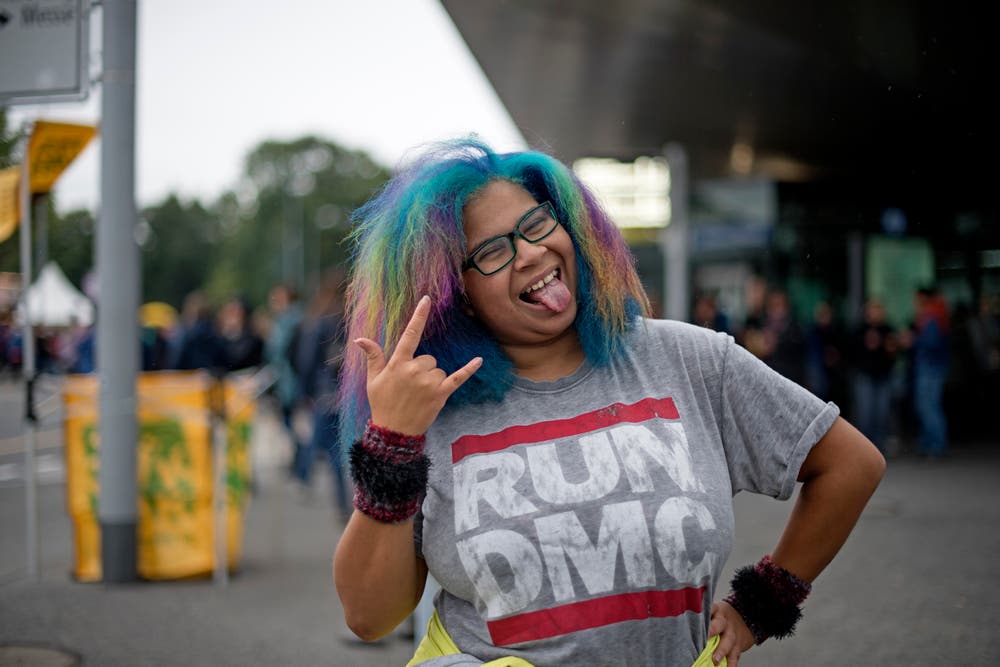 Die Toten Hosen auf der Allmend Luzern. Stimmung ausserhalb des Geländes. Im Bild Jasoleia El Omari. (Bild: Corinne Glanzmann (Luzern, 25. August 2018))