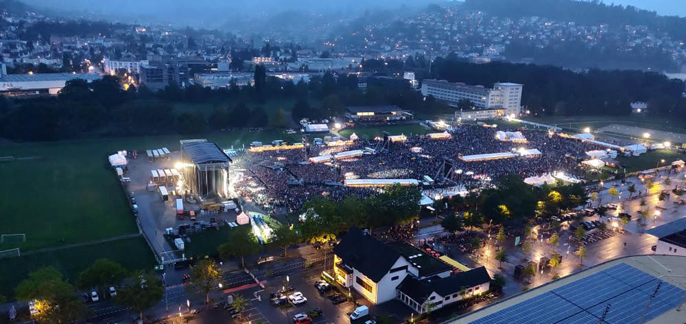Vom Hochhaus neben der Swissporarena hat man einen tollen Blick über das riesige Konzertgelände. (Bild: Markus von Rotz)