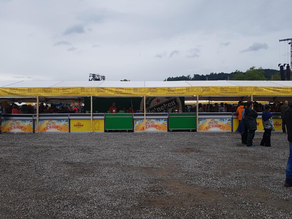 Im Moment halten sich die Wartezeiten noch in Grenzen: Verpflegungsstände auf dem Konzertgelände. (Bild: Michael Graber)