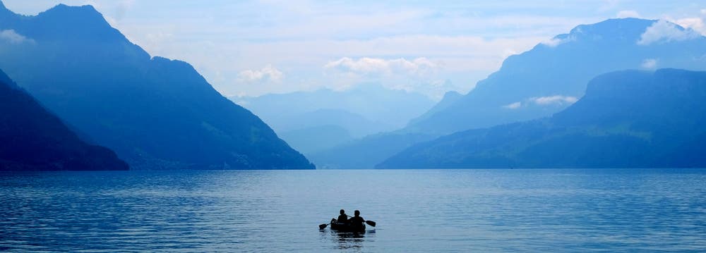 Diese zwei Paddler geniessen die Ruhe auf dem Vierwaldstättersee und drehen ihre Runden im Buochser Becken. (Bild: Josef Bernasconi)