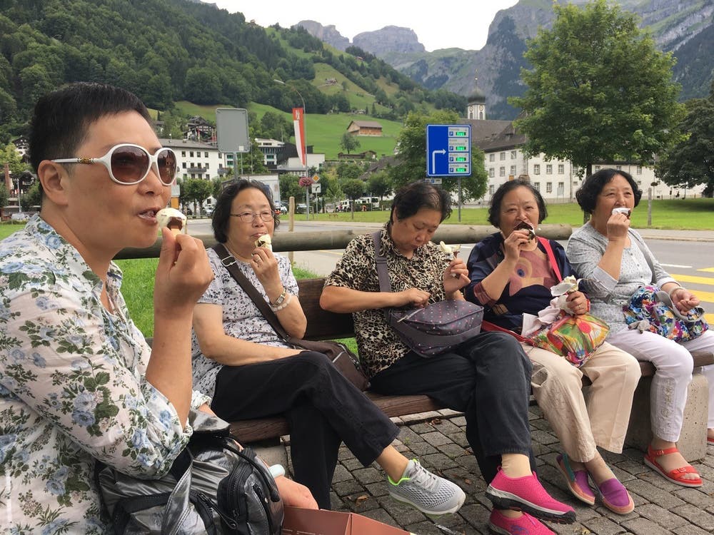 Auch diesen asiatischen Touristen schmeckt das Schweizer Glace, geknipst in Engelberg. (Bild: Geny Hess)