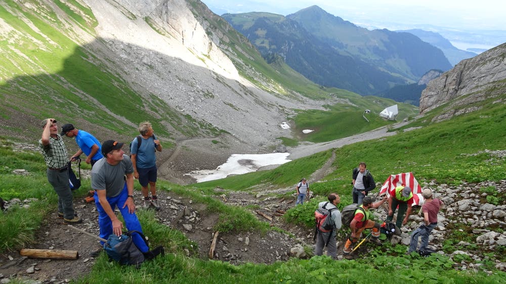 Florafreunde Klewenalp: Frondienst auf dem Weg übers Hinterjochli nach Gitschenen. (Bild: Franz Stalder)