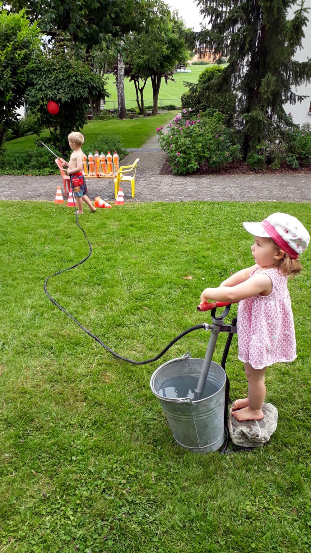 Kindergeburtstag in Sarnen: Keine(r) zu klein für die Wasserpumpe, vor allem bei diesen heissen Temperaturen. (Bild: Hedy Andrich)