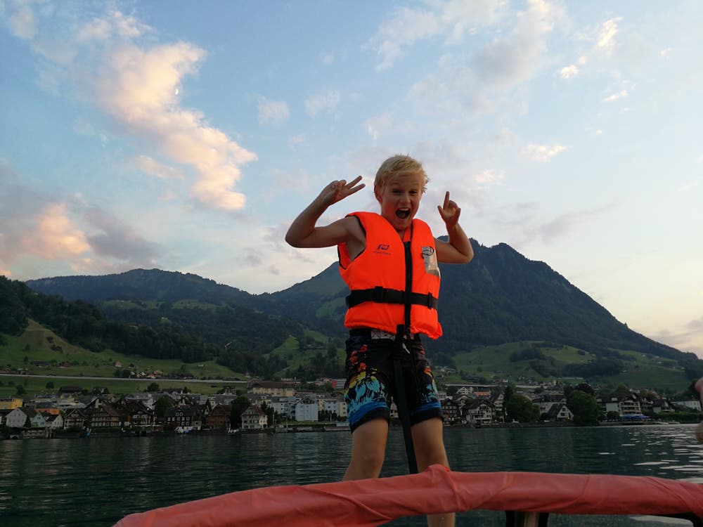 Klein Ben geniesst die Abendfahrt auf dem Boot vor dem Gestade von Beckenried. (Bild: Priska Rohrer)