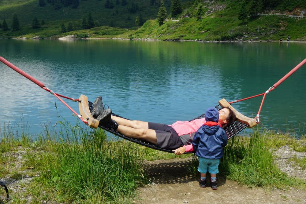 Nicht stören – das Grosi lässt am Trübsee die Seele baumeln. (Bild: Brigitte Wyrsch)