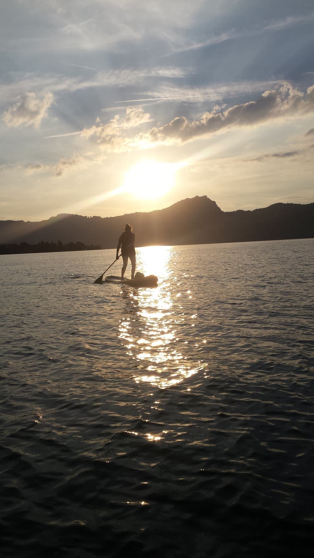 «Das ist Sommer», schreibt die Leserin: Stand-up-Paddling vor Beckenried. (Bild: Monika Odermatt)