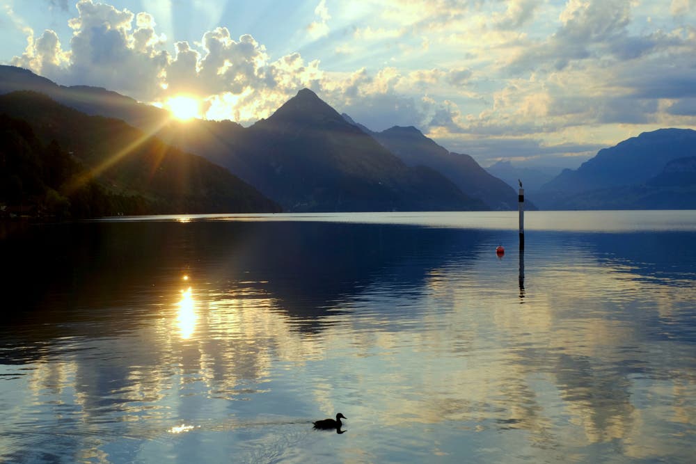 So idyllisch präsentierte sich die aufgehende Sonne in Ennetbürgen am 17. Juli. (Bild: Josef Bernasconi)