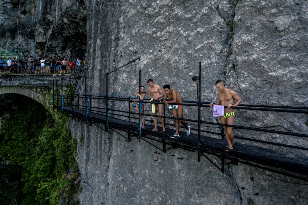 Athleten verfolgen die Springer. (Bild: Romina Amato / Red Bull)