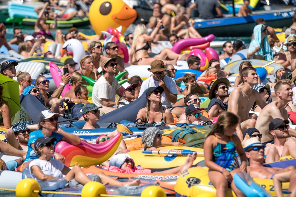 Die Zuschauer machten es sich auf Luftmatratzen, Gummibooten oder Badeinseln bequem. (Bild: Pius Amrein (Sisikon, 4. August 2018))