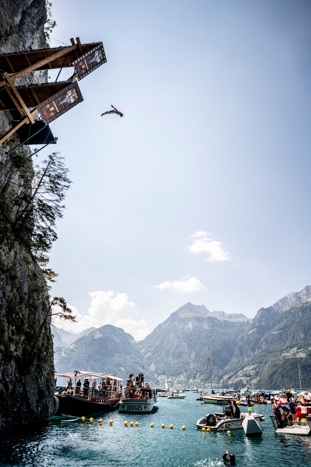 Der Weissrusse Viktar Maslouski aus Weissrussland stürzt sich in die Tiefe. (Bild: Romina Amato / Red Bull)