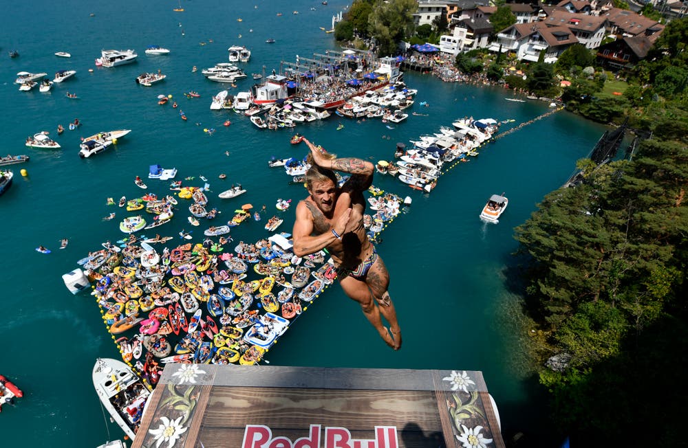 Mit bis zu 85 km/h tauchen die Athleten ins Wasser ein. (Bild: Romina Amato / Red Bull)