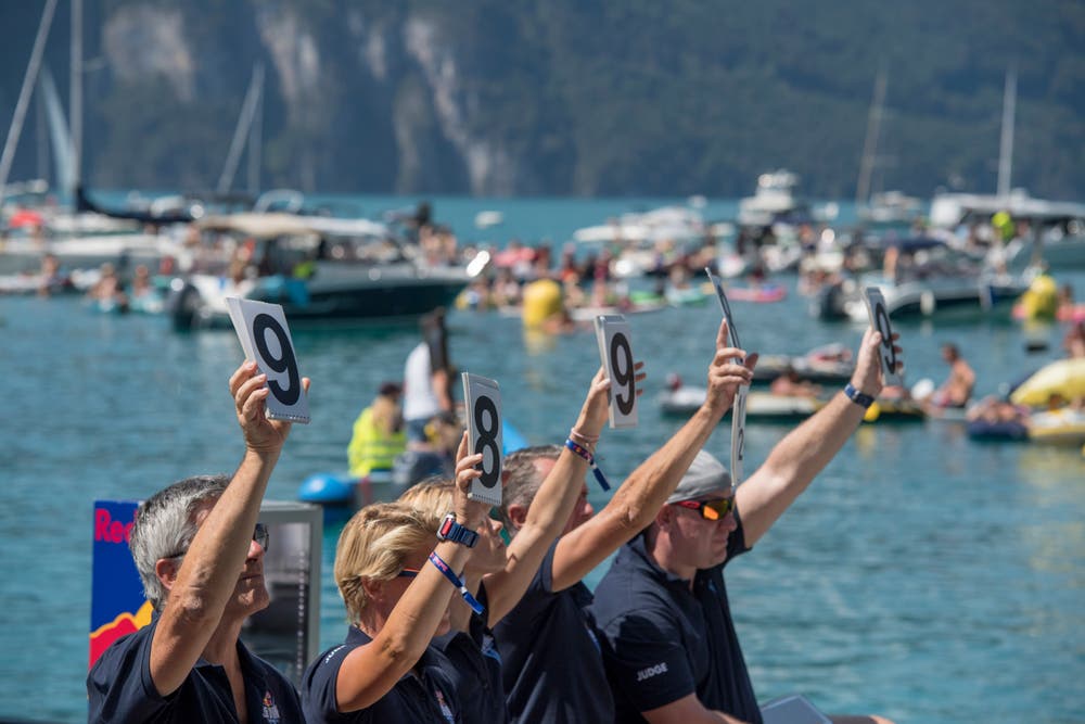 Jeder Sprung wird von der 5-köpfigen Jury benotet. (Bild: Pius Amrein (Sisikon, 4. August 2018))