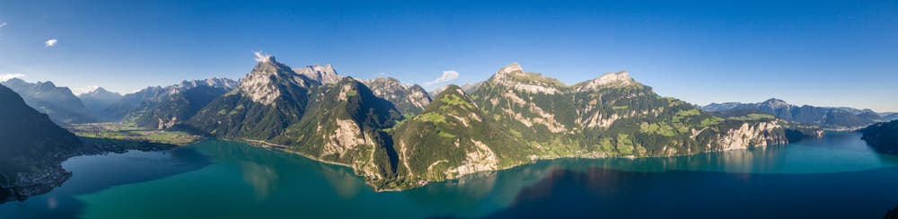 Das Bild "Urner Berge im Sommerlicht" ist Anfang August 2015 entstanden und besteht aus neun Einzelaufnahmen, die der passionierte Landschaftsfotograf Oliver Iseli zu einem Gesamtwerk zusammengesetzt hat.