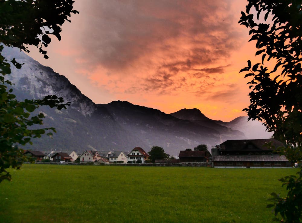 Der Fotograf des heutigen Sommerbilds hat mit seiner Kamera eine ganz besondere Abendstimmung festgehalten, und zwar von der Altdorfer Bahnhofstrasse aus mit Blick in Richtung Schartihöreli und Oberbauenstock. (Bild: Karl Egli, Altdorf, 2. Juli 2018)