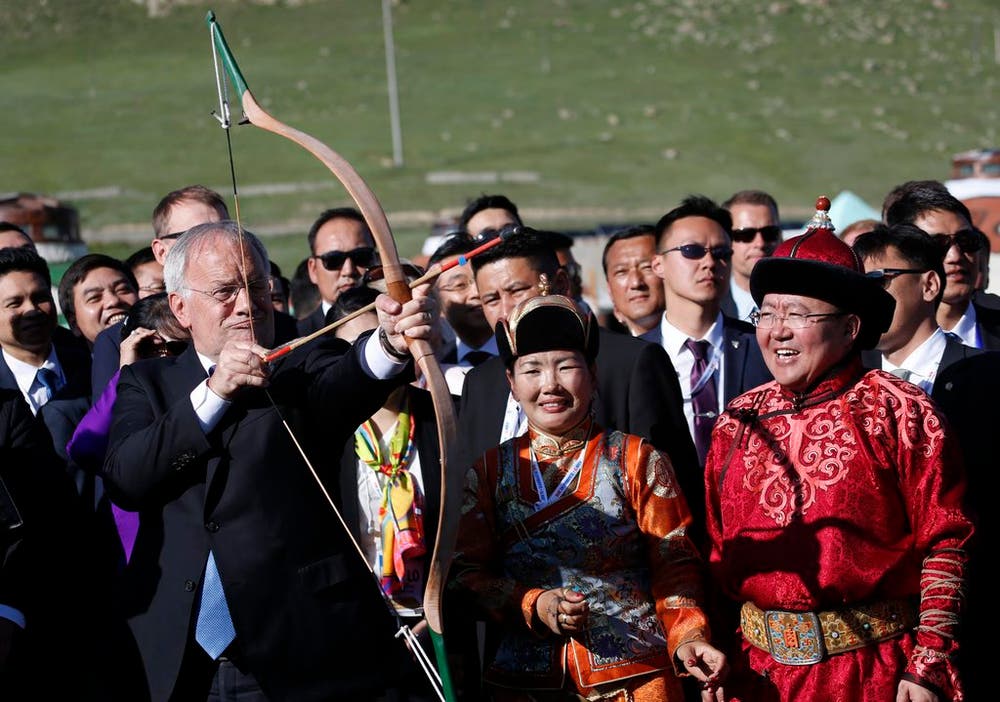 Unter der Aufsicht des mongolischen Präsidenten Tsakhiagiin Elbegdorj (rechts) übte Johann Schneider-Ammann im Rahmen des Asien-Europa-Treffens im Juli 2016 das Bogenschiessen. (Bild: Keystone)