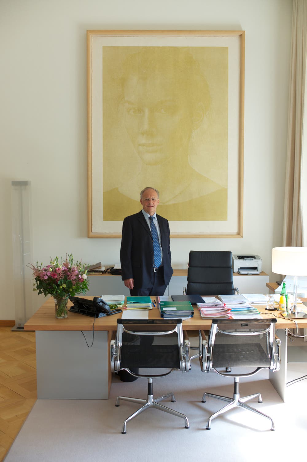 Johann Schneider-Ammann in seinem Büro (Bild: Keystone)