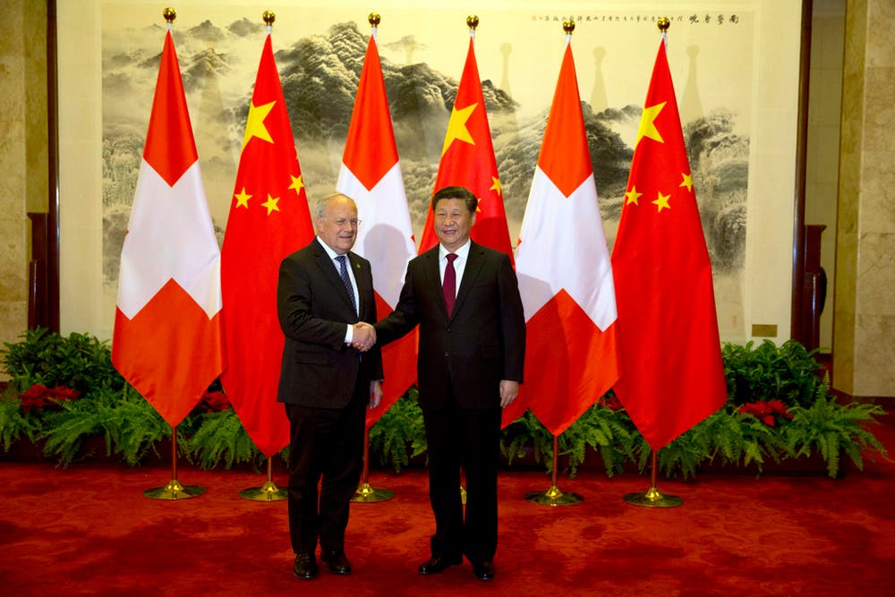 Der wohl grösste Erfolg als Bundesrat: 2014 brachte Johann Schneider-Ammann die Verhandlungen über ein Freihandelsabkommen zum Abschluss. Hier zu sehen: Johann Schneider-Ammann mit Chinas Präsidenten Xi Jingping in Peking. (Bild: Keystone)