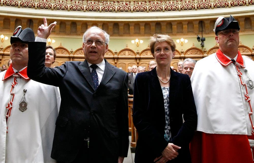 Am 22. September 2010 wurde Schneider-Ammann (FDP) zusammen mit Simonetta Sommaruga (SP) vereidigt.