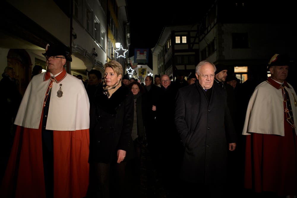 Johann Schneider-Ammann mit seiner Nachfolgerin? 2017 wurde Karin Keller-Sutter zu Ständeratspräsidentin gewählt. (Bild: Keystone)