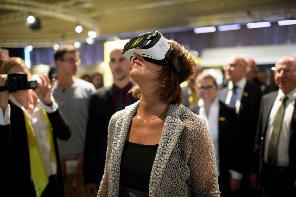 Doris Leuthard testet an der Olma eine VR-Brille. (Bild: Gian Ehrenzeller/Keystone (St. Gallen, 12. Oktober 2017))