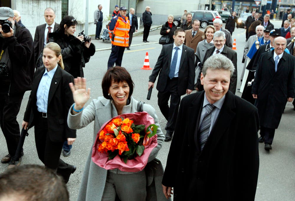 Doris Leuthard und ihr Ehemann Roland Haus bei ihrer Ankunft zum offiziellen Empfang des Kantons Aargau. (Bild: Urs Flüeler (Aarau, 3.Dezember 2009))