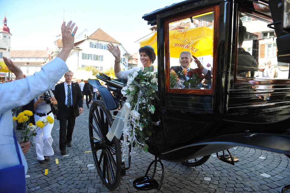Doris Leuthard steigt am Umzug der Zentralfest der Schweizerischen Studentenvereine aus der Kutsche. (Bild: Corinne Glanzmann (Sursee, 28. August 2011))
