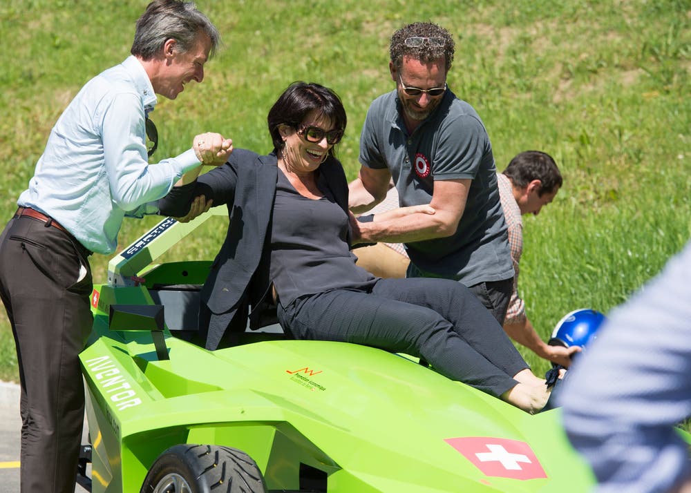 Doris Leuthard steigt in einen Formel-E Rennwagen während der Bundesratsreise. (Bild: Lukas Lehmann/Keystone (St. Imier, 7. Juli 2016))