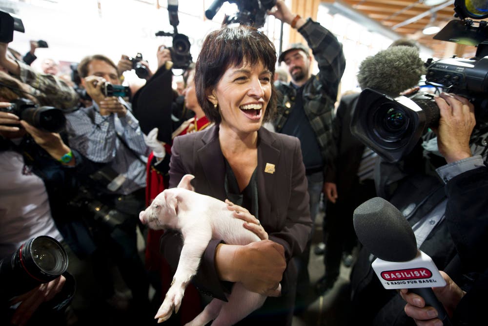 Doris Leuthard hält an der Olma ein Schweinchen. (Bild: Ennio Leanza/Keystone (St. Gallen, 7. Oktober 2010))
