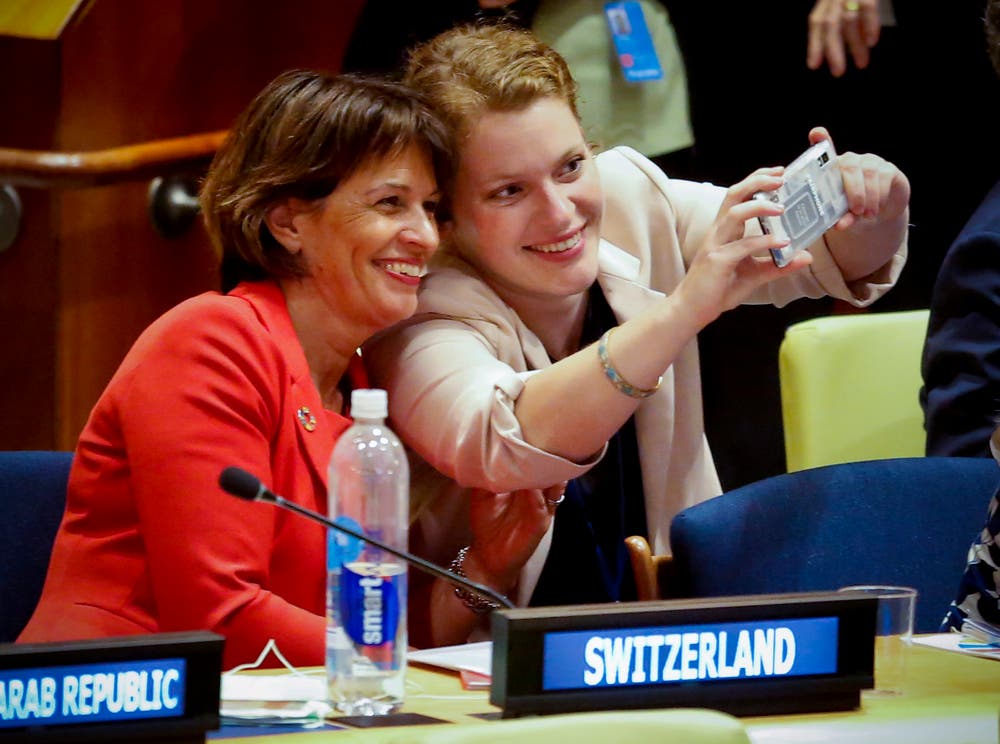 Doris Leuthard und Sophie Neuhaus Schweizerischen Arbeitsgemeinschaft der Jugendverbände (SAJV) beim Selfie im Hauptsitz der Vereinten Nationen. (Bild: Bebeto Matthews/AP (New York, 17. Juli 2018))