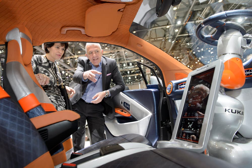 Doris Leuthard mit Rinspeed-CEO Franck Rinderknecht am Automobilsalon. (Bild: Martial Terzzini/Keystone (Genf, 5. März 2015))