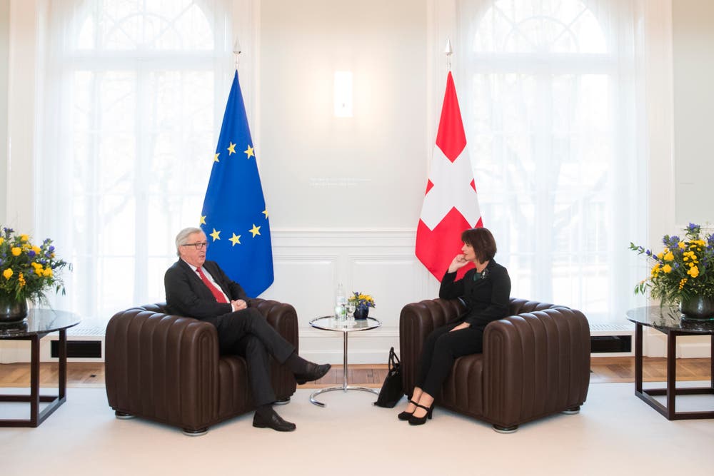 Doris Leuthard im Gespräch mit EU-Präsident Jean-Claude Juncker. (Bild: Peter Klaunzer (Bern, 23. November 2017))