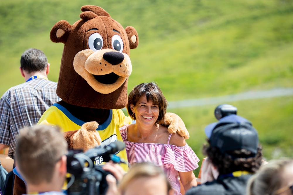 Doris Leuthard posiert mit dem Maskottchen während der Eröffnungsfeier des Bärenparks. (Bild: Christian Merz/Keystone (Arosa, 3. August 2018)).