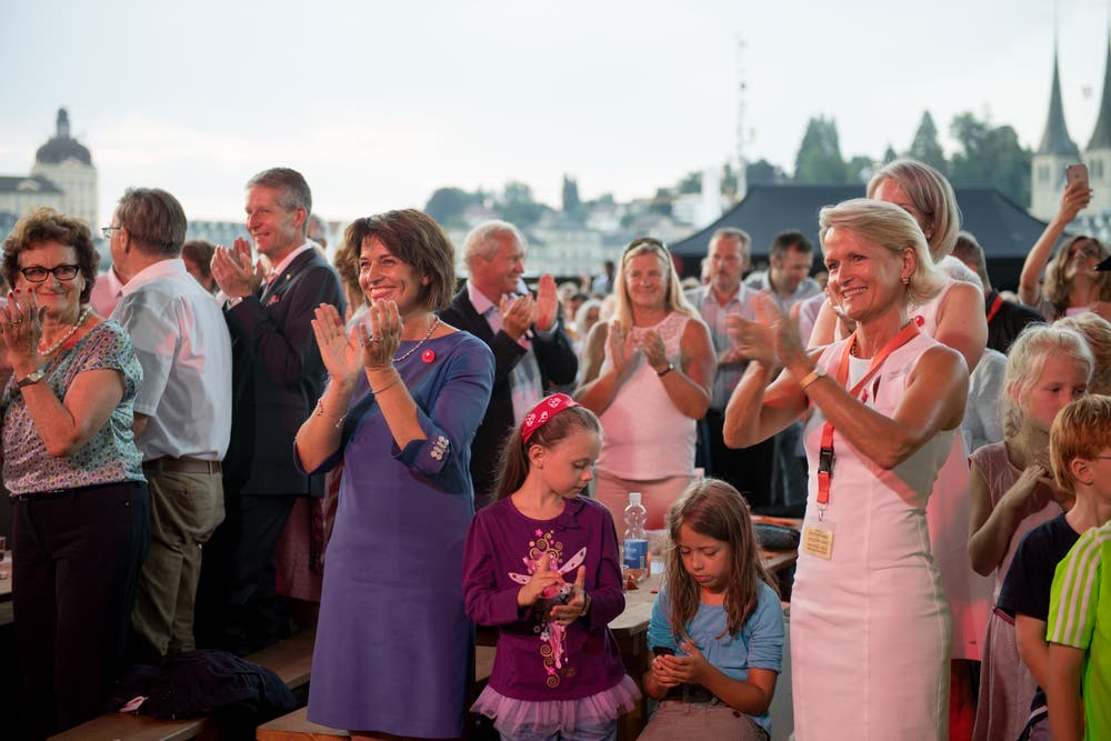Doris Leuthard und Nationalrätin Andrea Gmür (rechts) an Bundesfeier der Stadt Luzern auf dem Europaplatz. (Bild: Corinne Glanzmann, 31. Juli 2017))