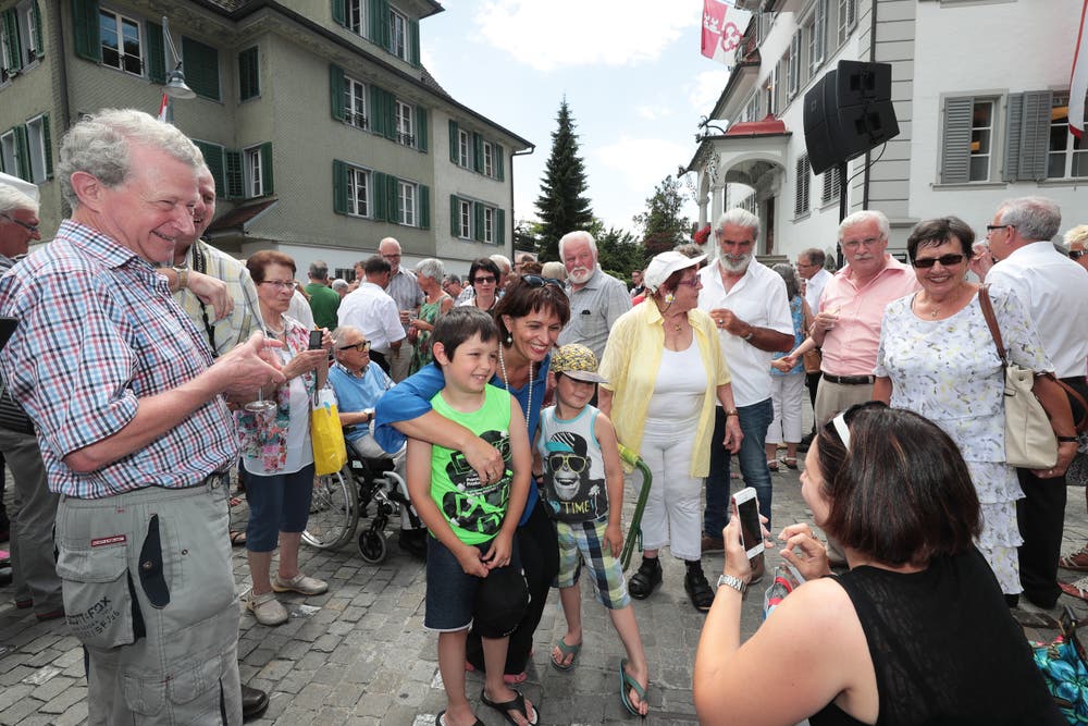 Doris Leuthard hat Zeit für ein Foto während der Bundesratsreise in Obwalden. (Bild: Roger Zbinden (Sarnen, 7. Juli 2017))