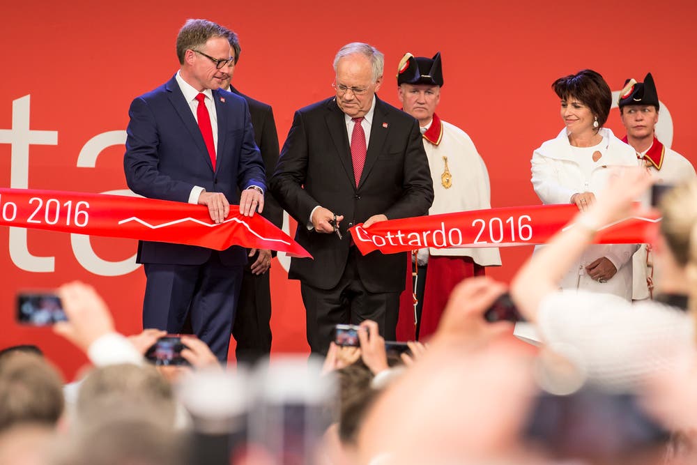 Bundespräsident Johann Schneider-Ammann durchschneidet das Band zu Eröffnung des Gotthard-Basistunnels. Flankiert wird er von SBB-CEO Andreas Meyer und Doris Leuthard (Bild: Alexandra Wey (Pollegio, 1. Juni 2016))