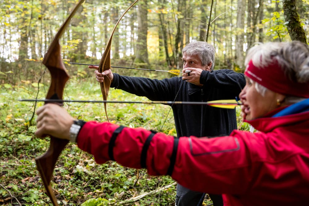 Ruedi Zangger und Alice Zimmermann zielen. (Bild: Philipp Schmidli (Mörlialp, 29. September 2018))