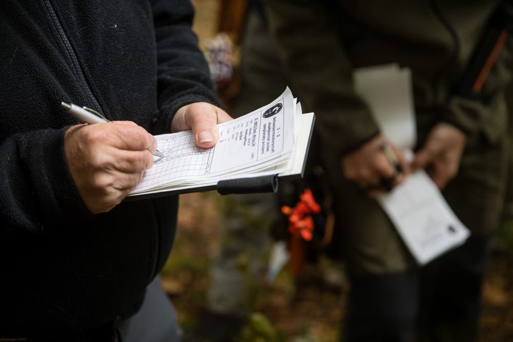 Er notiert sich die Treffer. (Bild: Philipp Schmidli (Mörlialp, 29. September 2018))
