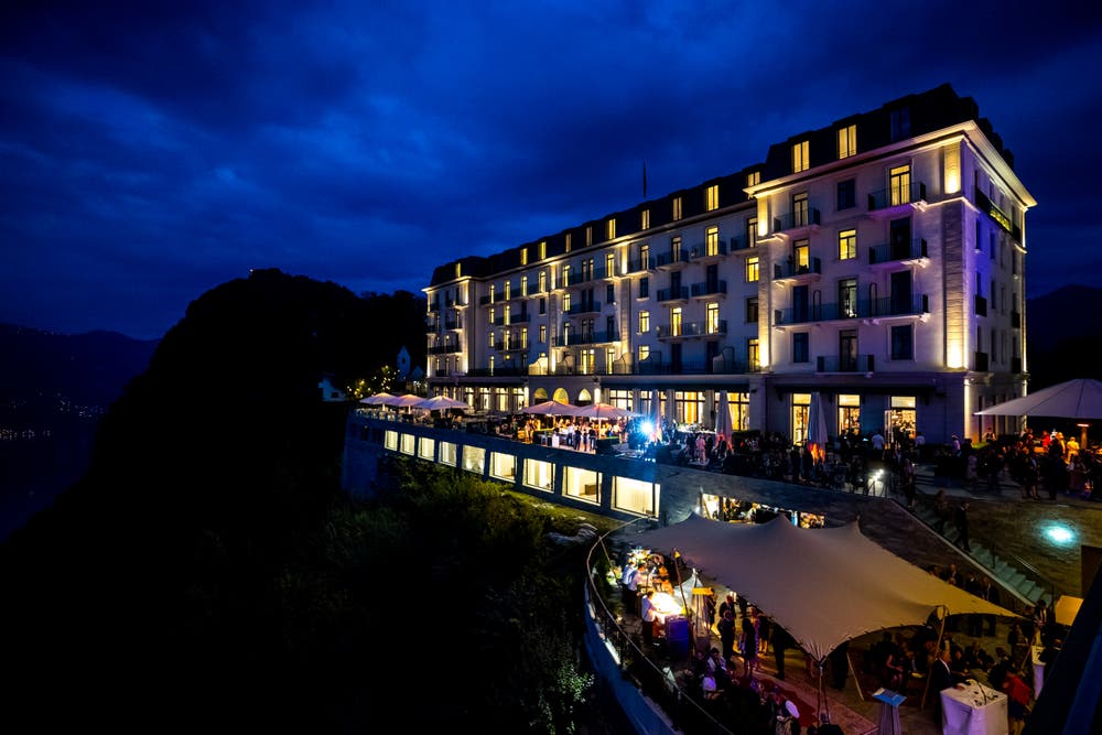 Das Bürgenstock-Hotel erstrahlt im Glanz des Abendlichts.
