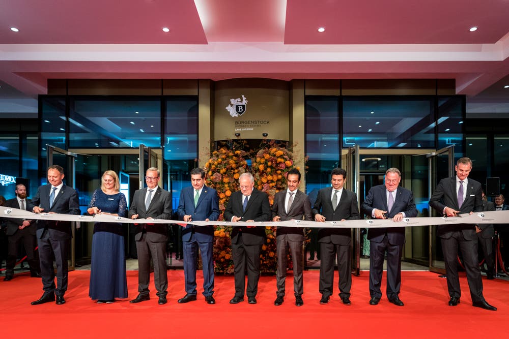 Sie durchschnitten gemeinsam das obligate Band (von links): Dr. German Grüniger, Astrid Kaiser, Alfred Bossard, Hamad Abdulla Al-Mulla, Bundesrat Johann Schneider-Ammann, Scheich Nawaf bin Jassim bin Jabor Al-Thani, Omer Abdul Aziz Al Marwani, Bruno H. Schöpfer und Generalmanager Robert P. Herr. (Bild: Philipp Schmidli, 28. September 2018)